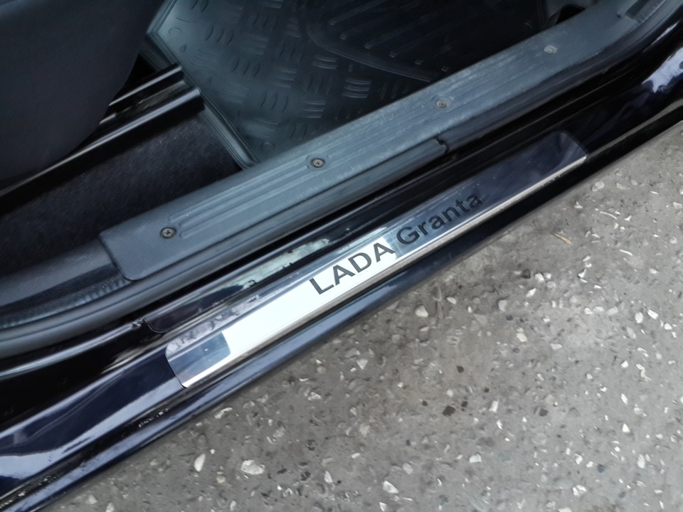 Накладки на пороги Lada Granta